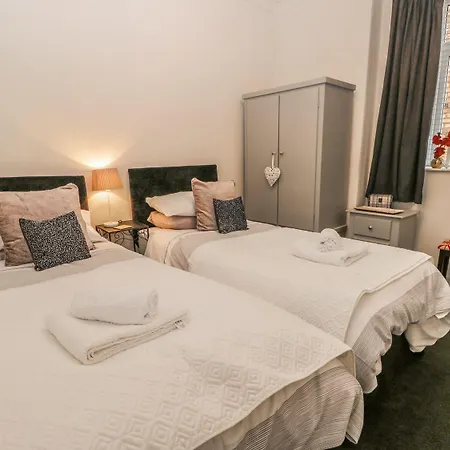 Esplanade Gardens, 1 *